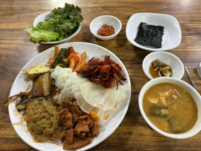 뷔페 에서 많이 먹었다고 혼난 여성_2.jpg