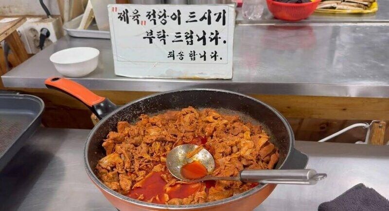 뷔페 에서 많이 먹었다고 혼난 여성_6.jpg