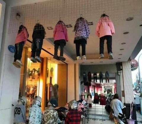 잔인하게 목이 매달린 어린이_1.jpg