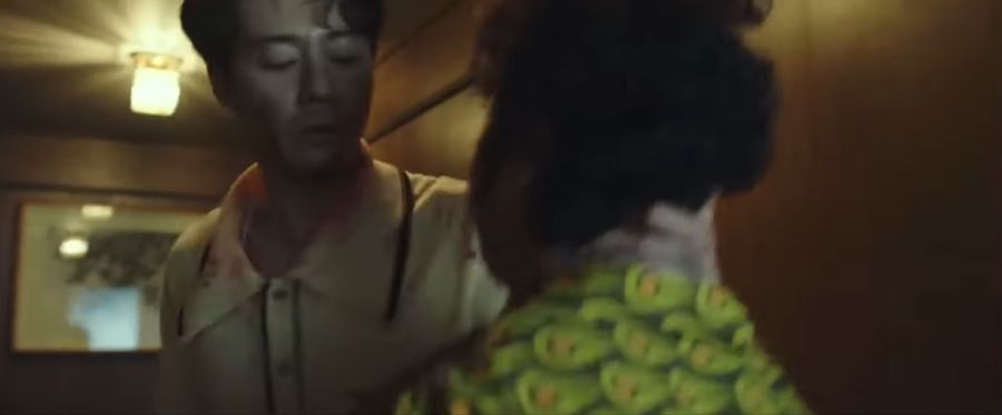 영화속 자기의 몸을 방어하는 남자_1.png