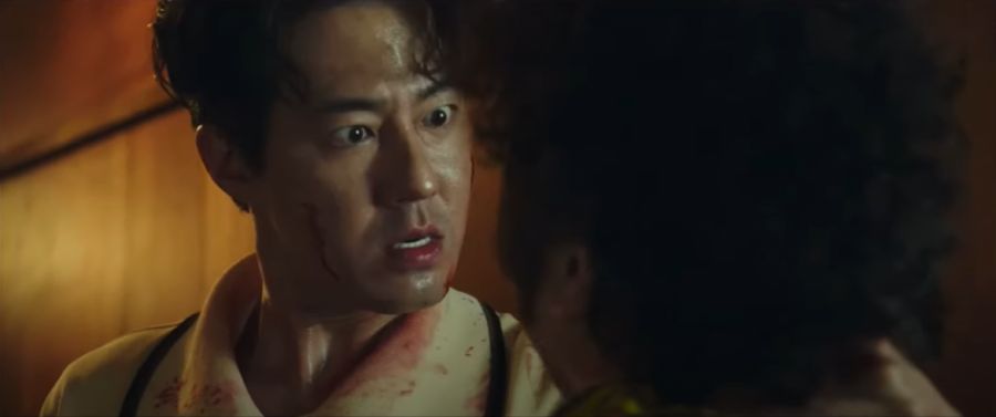 영화속 자기의 몸을 방어하는 남자_4.png