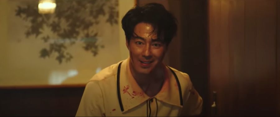 영화속 자기의 몸을 방어하는 남자_6.png