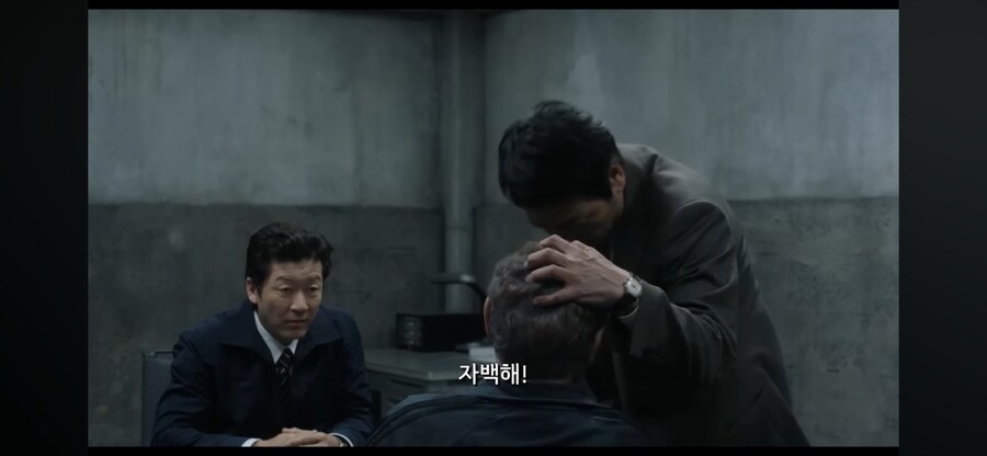 일본경찰이 노인 고문하는 장면_3.png