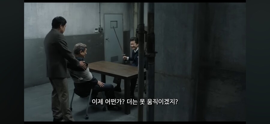 일본경찰이 노인 고문하는 장면_4.png