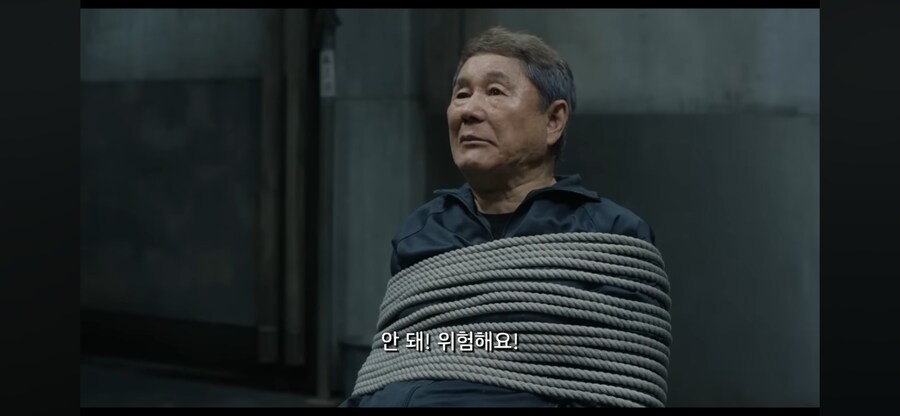 일본경찰이 노인 고문하는 장면_6.png