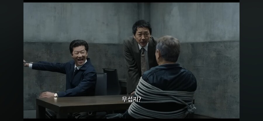 일본경찰이 노인 고문하는 장면_5.png