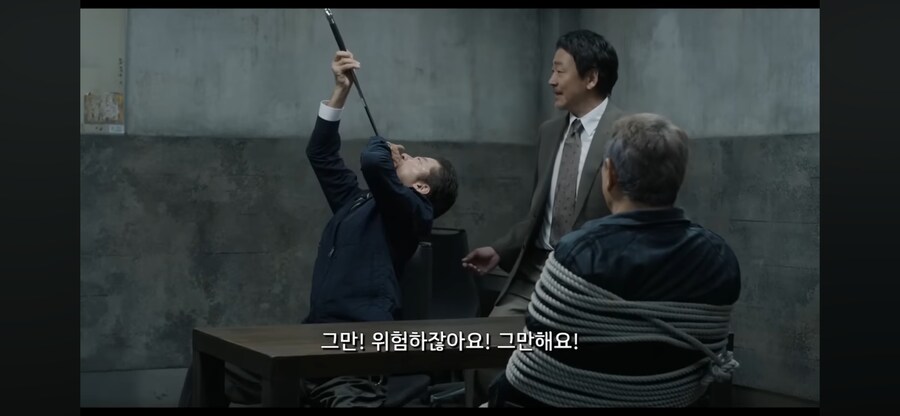 일본경찰이 노인 고문하는 장면_7.png