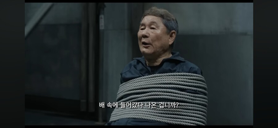 일본경찰이 노인 고문하는 장면_9.png
