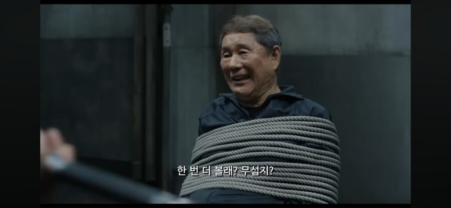 일본경찰이 노인 고문하는 장면_10.png