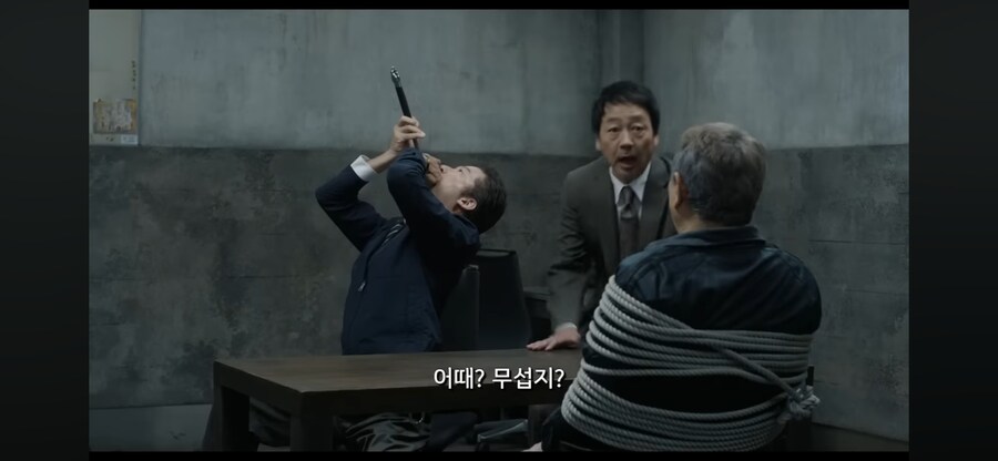 일본경찰이 노인 고문하는 장면_8.png