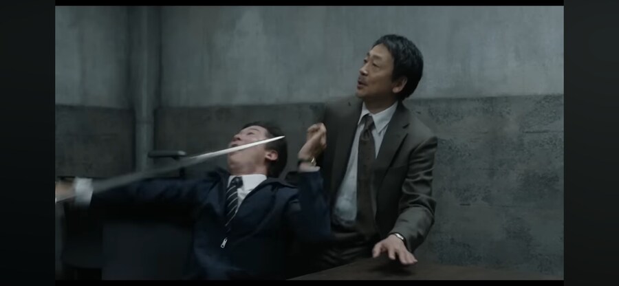일본경찰이 노인 고문하는 장면_11.png