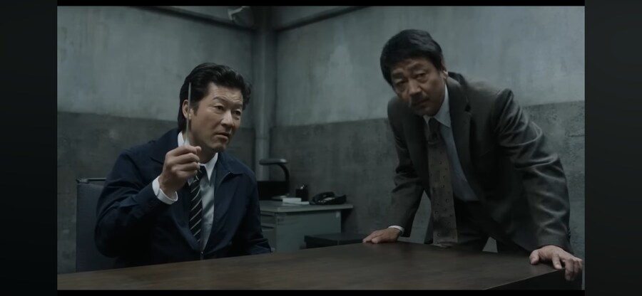 일본경찰이 노인 고문하는 장면_12.png