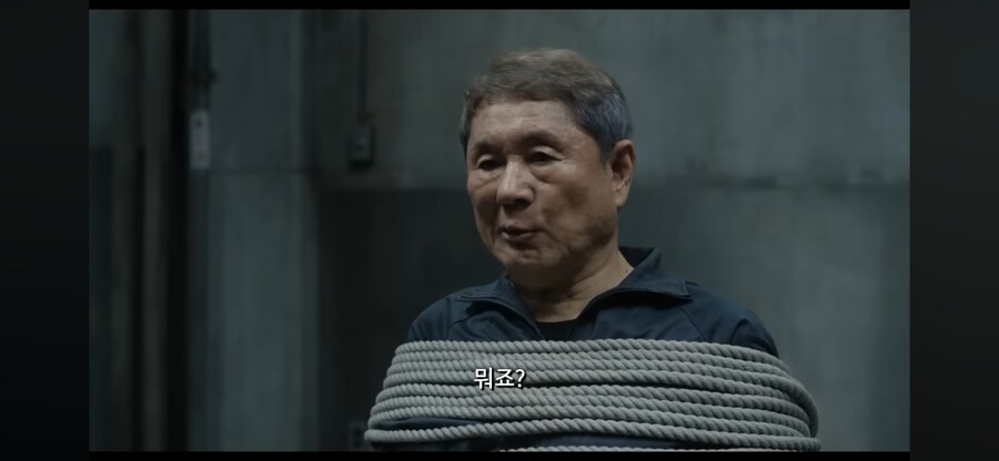 일본경찰이 노인 고문하는 장면_13.png