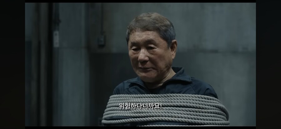 일본경찰이 노인 고문하는 장면_18.png