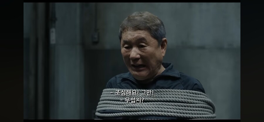 일본경찰이 노인 고문하는 장면_20.png