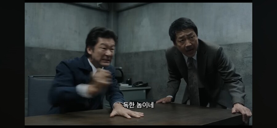 일본경찰이 노인 고문하는 장면_21.png