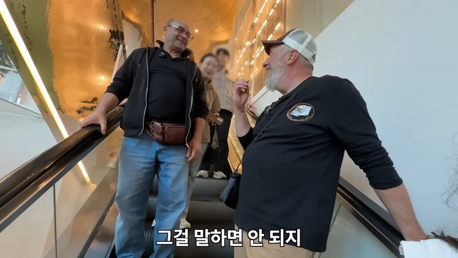 (스압) 이탈리아 할아버지 두명이 한국에서 ㅂㅈ를 찾는 영상_10.jpg
