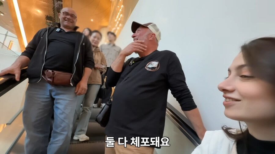 (스압) 이탈리아 할아버지 두명이 한국에서 ㅂㅈ를 찾는 영상_12.jpg