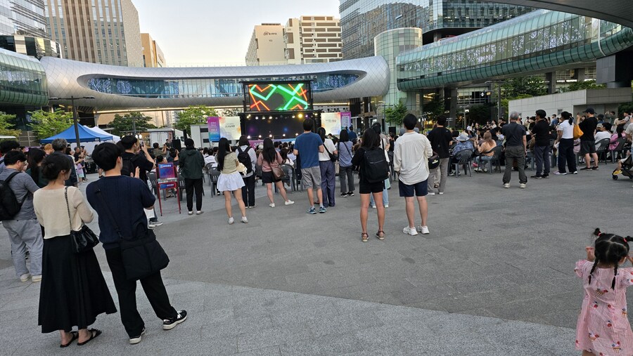 판교역에서 공연하고 있네_2.jpg