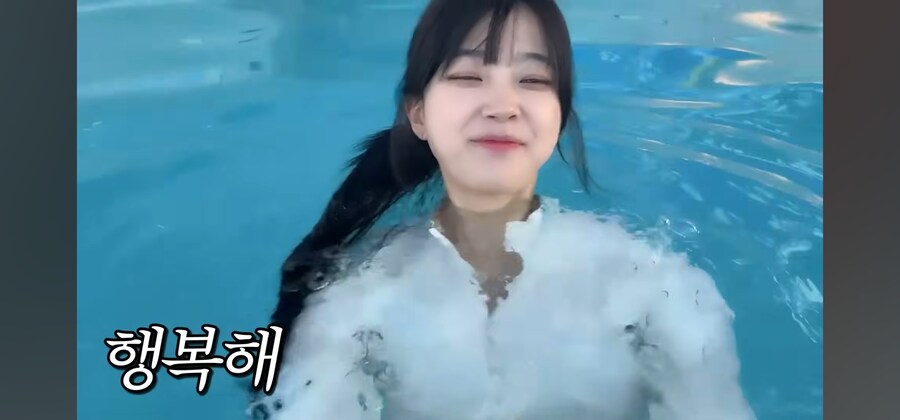 야구장안 수영장에서 비키니를 안 입은 이유_1.jpg