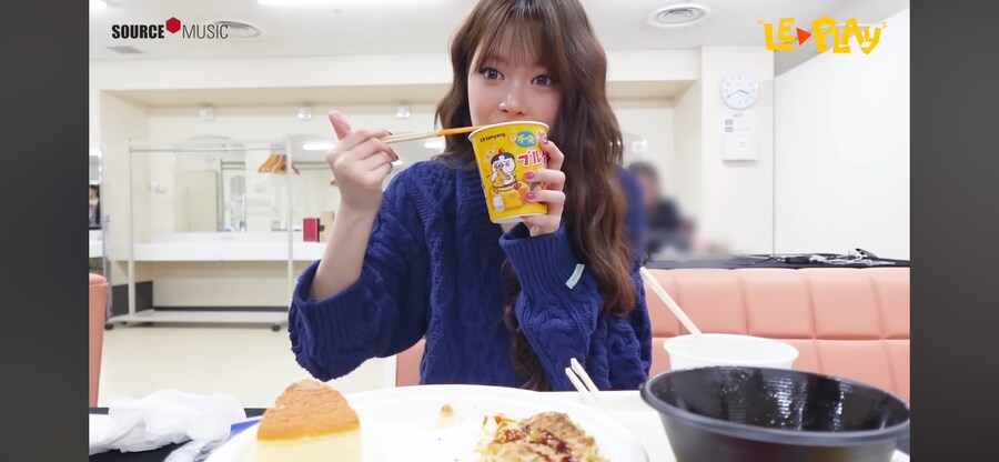 르세라핌 은채가 컵리면 먹는거 보고 있었는데_1.png