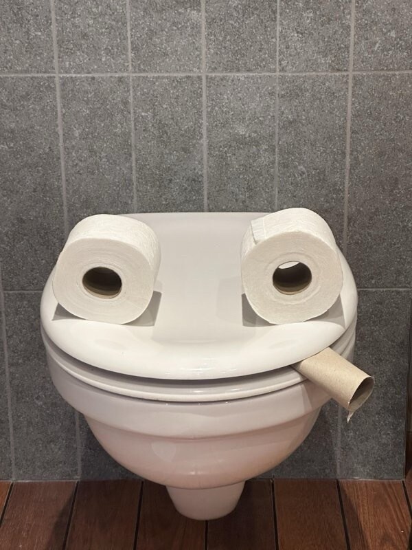 뭔가 킹받게 꾸민 변기.jpg_1.jpg