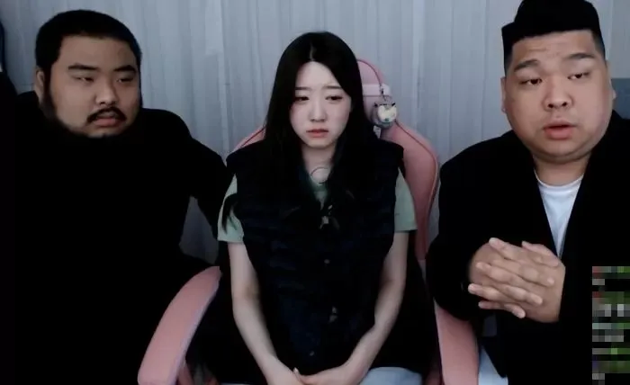 생방송 중 건장한 남성들 때문에 눈물 흘리는 여자_1.webp