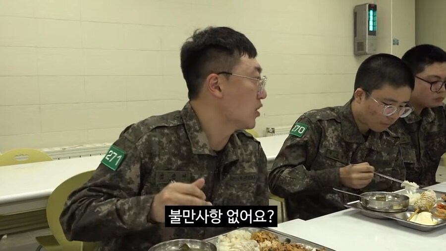 훈련병의 불만사항 들어주는 충주맨_1.png