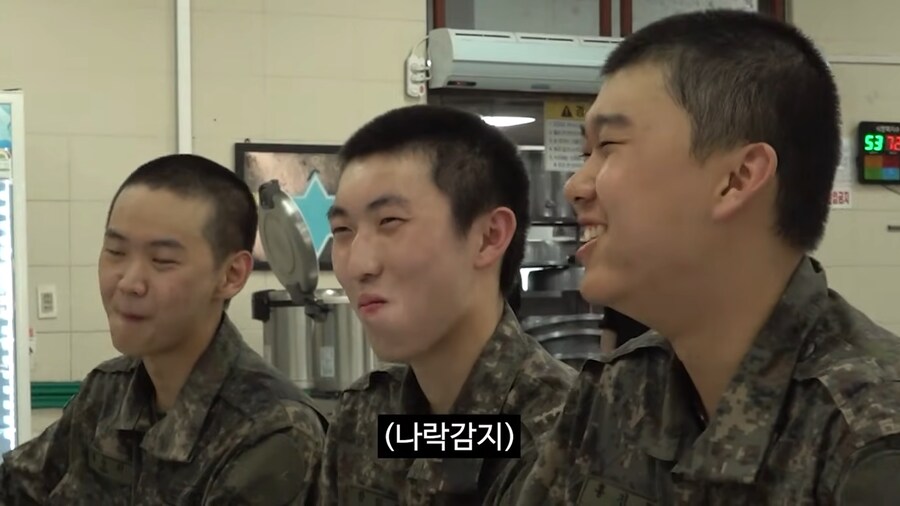 훈련병의 불만사항 들어주는 충주맨_3.png