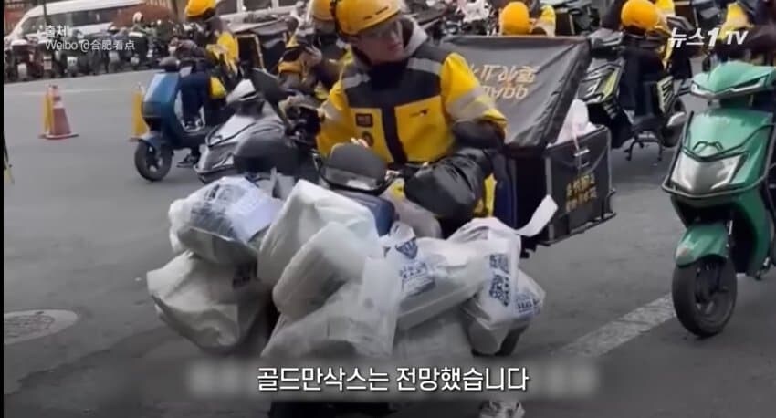 중국의 오토바이 배달 기사_1.jpg
