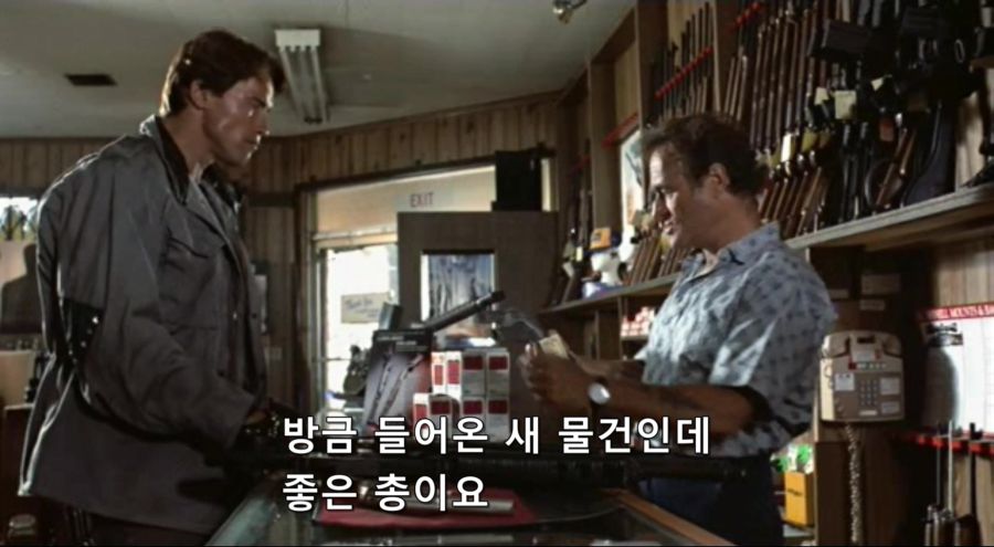 영화속 총을 고르는 남자_5.jpg