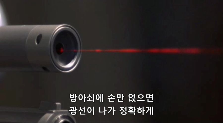 영화속 총을 고르는 남자_6.jpg