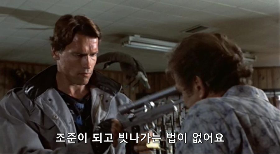 영화속 총을 고르는 남자_7.jpg