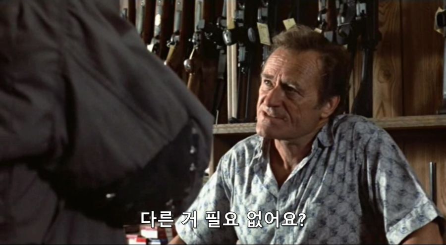 영화속 총을 고르는 남자_8.jpg