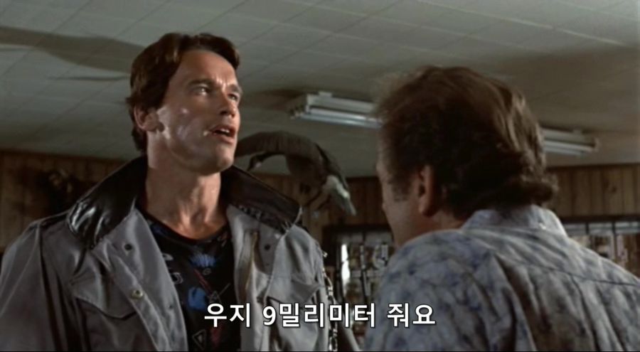 영화속 총을 고르는 남자_9.jpg
