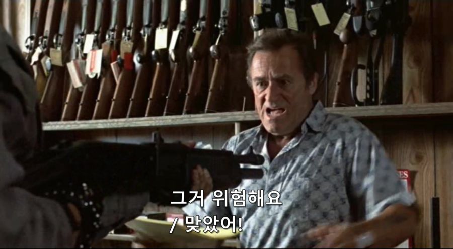 영화속 총을 고르는 남자_14.jpg