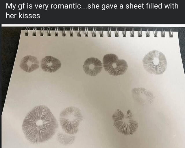 여자친구가 스케치북에 많은 뽀뽀를 남겨줬다_1.jpg
