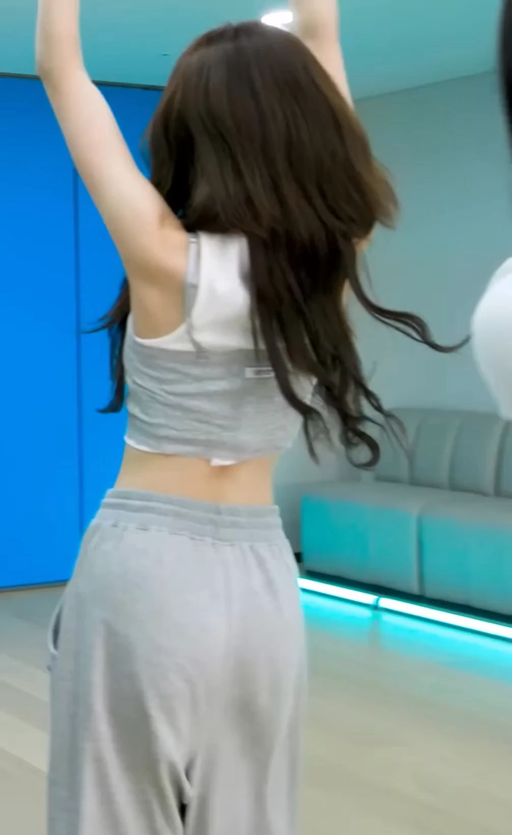 호불호 바지 색깔 gif_1.webp