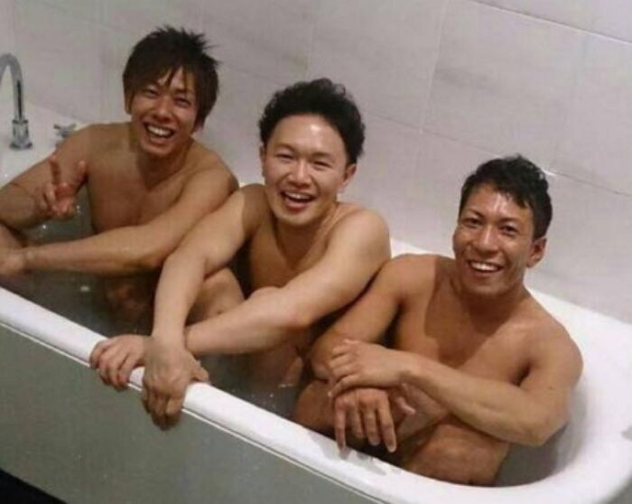 알몸으로 목욕하는 싸자 보이즈_1.jpg