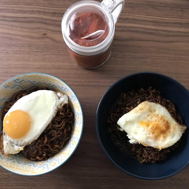 짜파게티에 계란후라이 반숙 vs 완숙_1.jpg