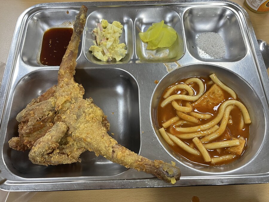 학교 급식실에 등장한 쩍벌ㅇ_1.jpg