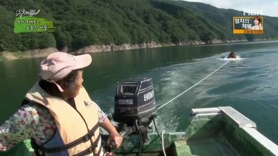 나이 47살 먹은 아들 물놀이 도와주는 엄마.jpg_2.jpg