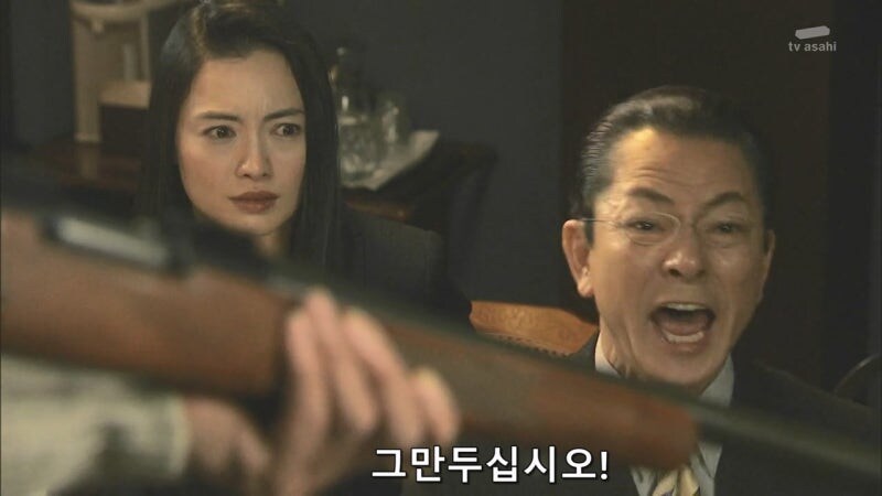 정당방위로 사람을 쏴죽인 여자를 범죄자로 만드는 주인공_10.jpg