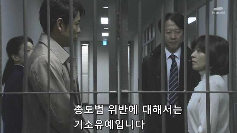 정당방위로 사람을 쏴죽인 여자를 범죄자로 만드는 주인공_14.jpg