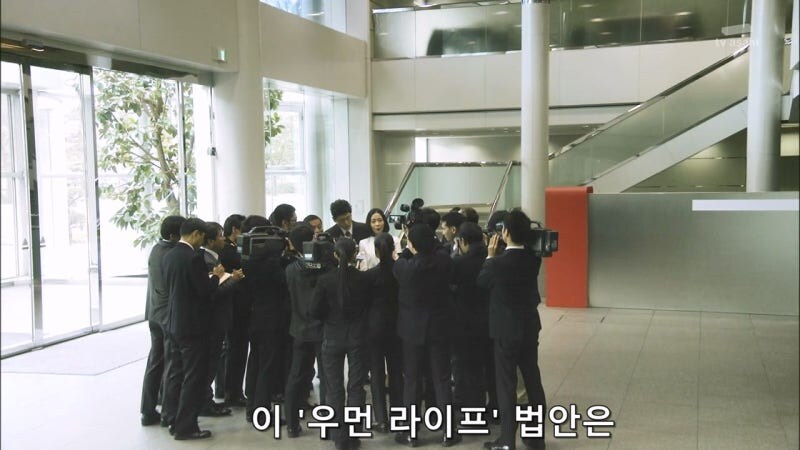 일본의 첫 여성 총리 자리를 노리던 여성 의원 캐릭터_10.jpg