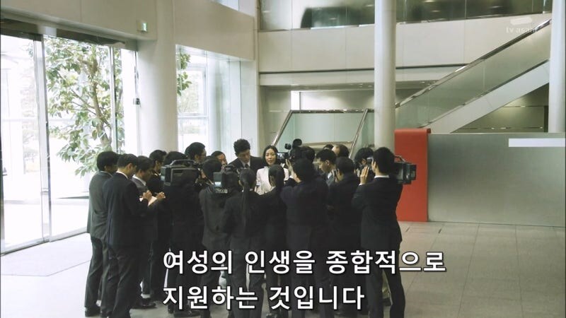일본의 첫 여성 총리 자리를 노리던 여성 의원 캐릭터_11.jpg