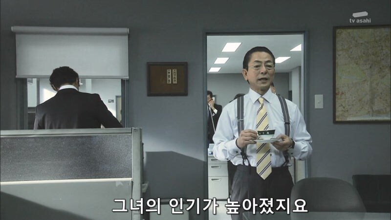 일본의 첫 여성 총리 자리를 노리던 여성 의원 캐릭터_30.jpg