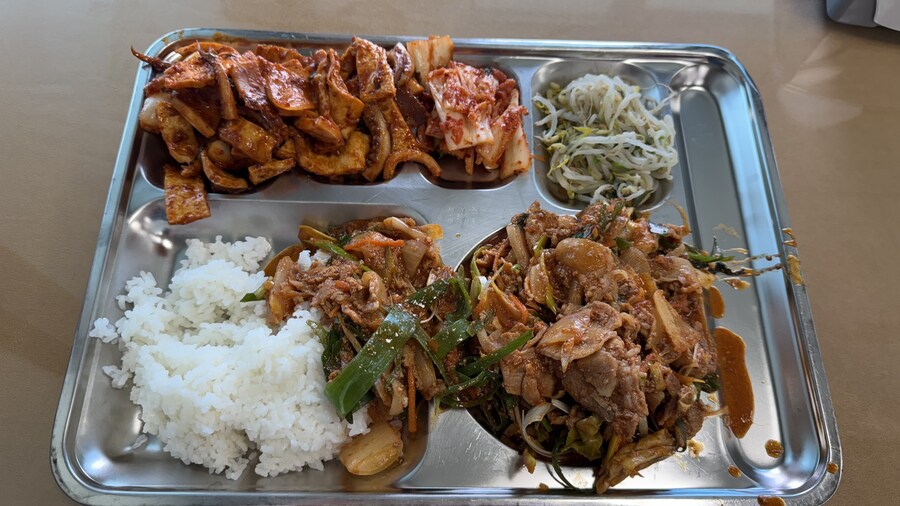 웬만한 사람들은 배가 부를때까지 음식을 먹지않아요_2.jpg