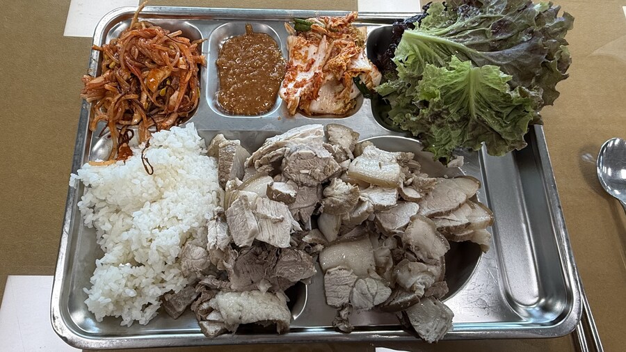 웬만한 사람들은 배가 부를때까지 음식을 먹지않아요_3.jpg