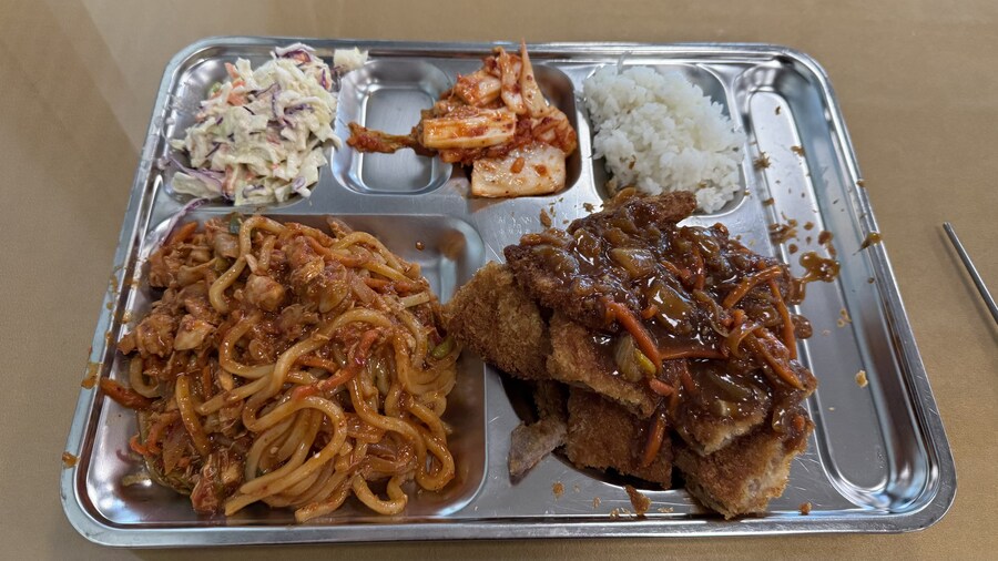 웬만한 사람들은 배가 부를때까지 음식을 먹지않아요_7.jpg